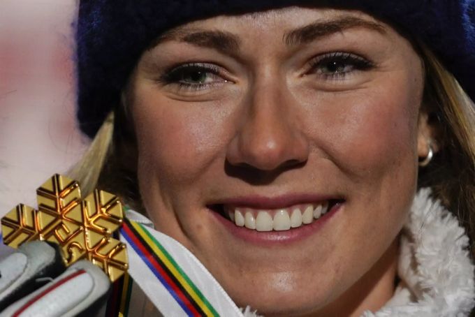 Mikaela Shiffrin mit der WM-Goldmedaille im Slalom. mikaela shiffrin slalom wm