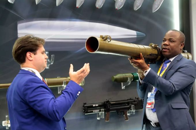 24.10.2019, Russland, Sotschi: Ein Besucher hält den russischen Granatenwerfer RPG-29 bei einer Waffenausstellung am Rande des ersten Afrika-Russland-Gipfels im Black Sea Resort. Foto: Sergei Chirikov/Pool EPA/dpa +++ dpa-Bildfunk +++ Erster Afrika-Russland-Gipfel