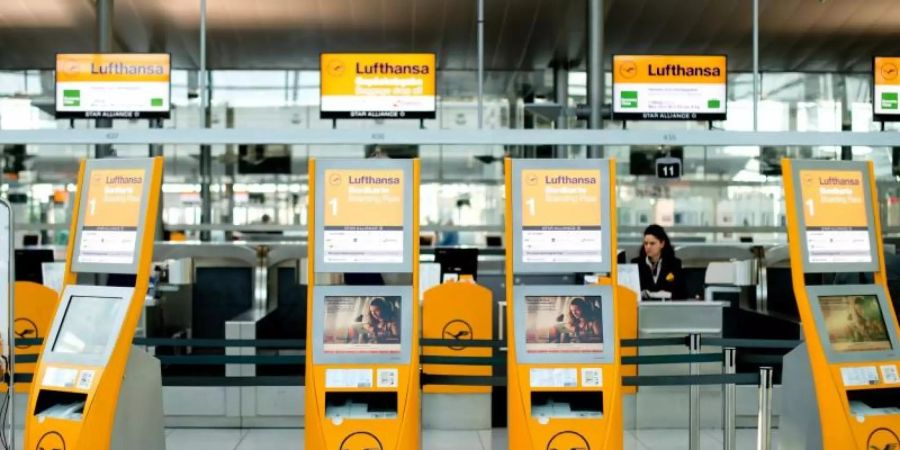 Leere Check-In-Schalter und Check-In-Automaten der Lufthansa. Foto: Sven Hoppe/Archiv/Illustration