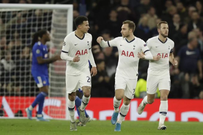 Tottenham's Dele Alli (links) feiert sein Tor mit Christian Eriksen(mitte) und Harry Kane (rechts) während des Spiels zwischen Tottenham Hotspur und Olympiakos in London. christian eriksen