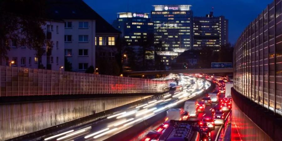 Als Hauptquelle der Lärmbelästigung haben die Experten dabei den Strassenverkehr ausgemacht, besonders denjenigen in dicht besiedelten städtischen Gebieten. (Symbolbild)