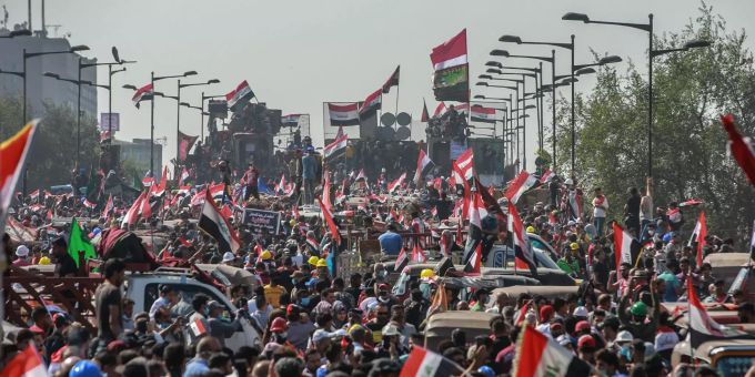Demonstranten nehmen an regierungsfeindlichen Protesten auf dem Tahrir-Platz teil. Proteste im Irak