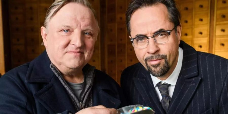 Kommissar Frank Thiel (Axel Prahl, l) und Prof. Karl-Friedrich Boerne (Jan Josef Liefers,) in der Münsteraner Lakritz-Manufaktur Maltritz. Foto: Willi Weber/WDR/dpa