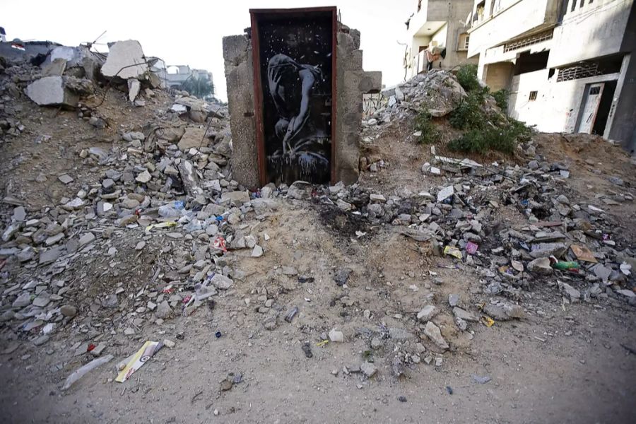 Ein Banksybild an einer Tür im Gazastreifen. Die Tür wurde mittlerweile von einem Künstler gekauft und abmontiert.