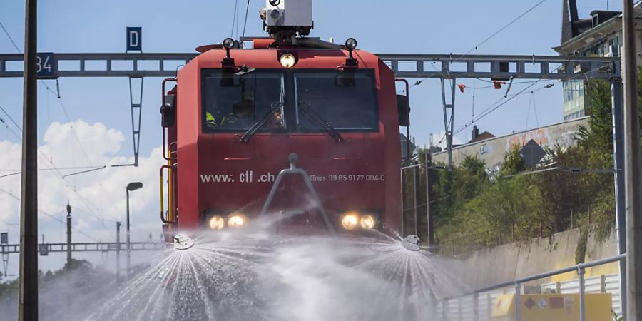 Bei Lausanne mussten die SBB am 26. Juli wegen der Hitze die Geleise kühlen, damit sich diese nicht verbiegen. (Archivbild)