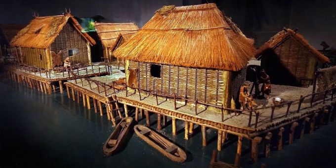 Ein Model von Pfahlbauten im Landesmuseum. Pfahlbauten bern bielersee