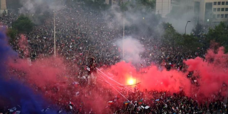 Zehntausende protestieren erneut gegen die Regierung