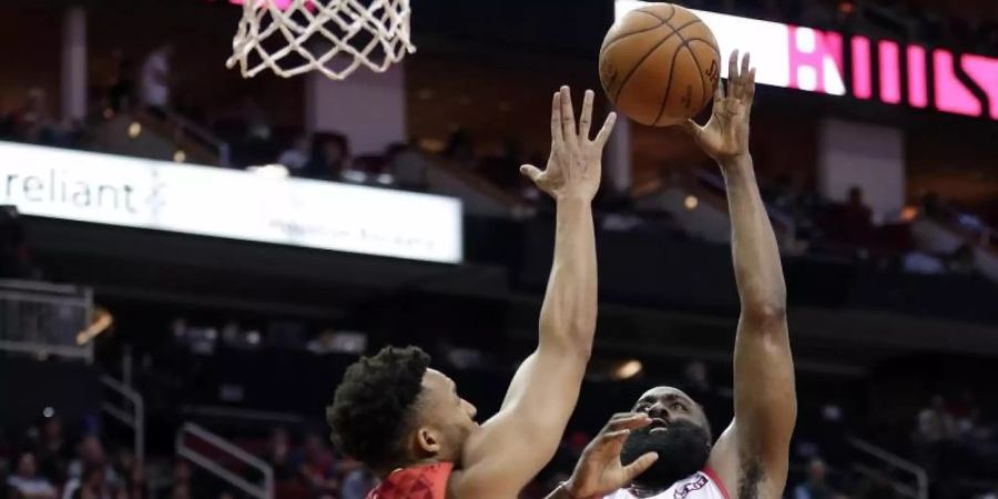 James Harden (r) von den Houston Rockets erzielte gegen die Atlanta Hawks 60 Punkte. Foto: Michael Wyke/AP/dpa