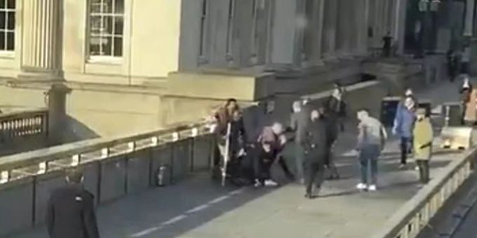 In London - Helden bekämpften Täter mit Narwal-Zahn und Feuerlöscher