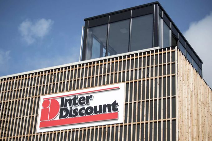 Das Logo von Interdiscount prangt an einer Gebäudefassade. interdiscount