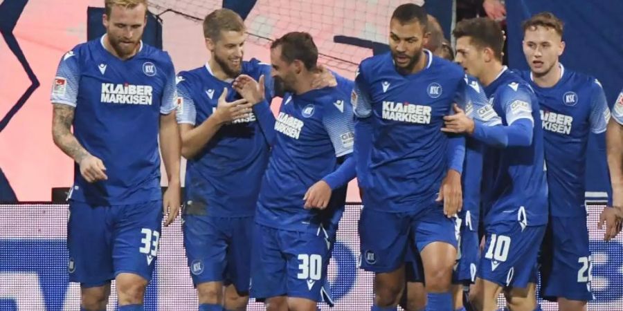 Die Karlsruher feiern Anton Fink (3.v.l.), den Torschützen zum 1:0. Foto: Uli Deck/dpa