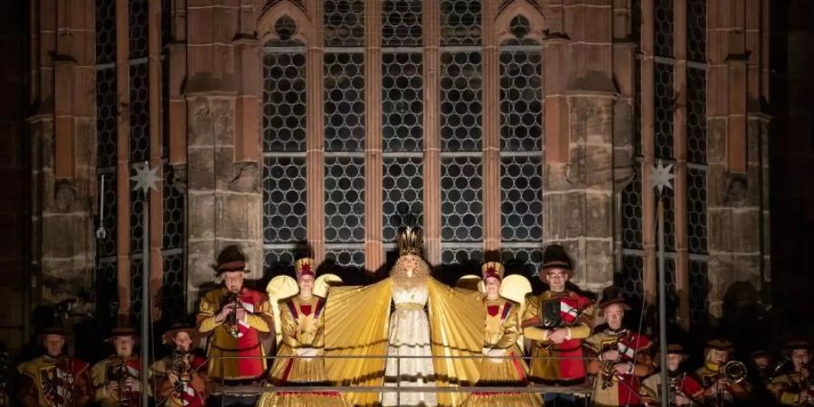 Mit einem feierlichen Prolog eröffnet das Nürnberger Christkind, Benigna Munsi, auf der Empore der Frauenkirche offiziell den Nürnberger Christkindlesmarkt 2019. Foto: Daniel Karmann/dpa