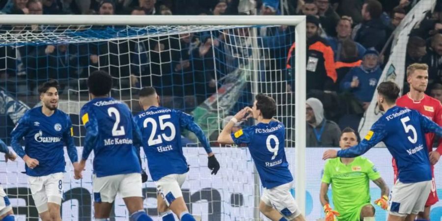 Schalkes Benito Raman (M/9) jubelt mit seinen Teamkameraden über seinen Treffer zum 1:0 gegen Union Berlin. Foto: Bernd Thissen/dpa