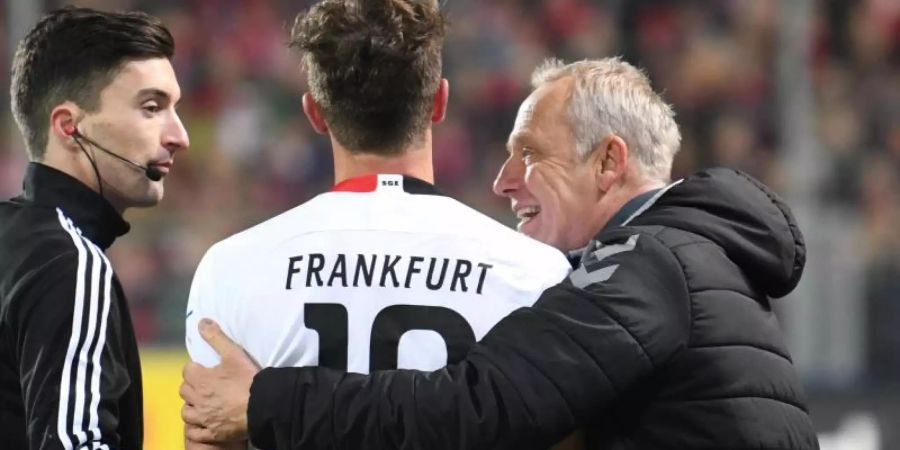 David Abraham (M.) entschuldigte sich nach seinem Rempler bei Freiburg-Trainer Christian Streich. Foto: Patrick Seeger/dpa