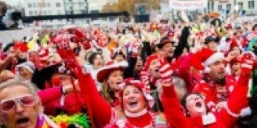 Narren eröffnen mit Alaaf und Helau die Karnevalssaison