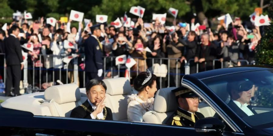 Kaiserpaar bei Parade in Tokio