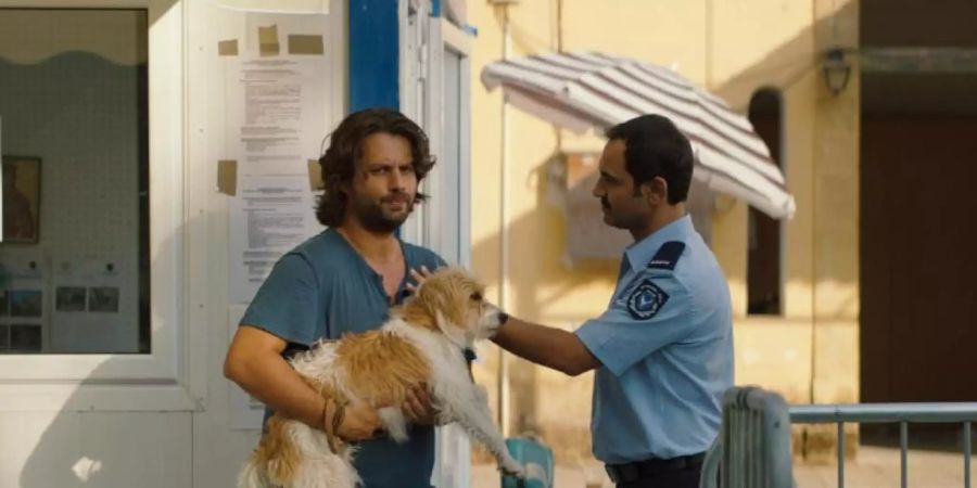 Yiannis (Adam Bousdoukos, l) hat seinen geliebten Hund Jimi wiedergefunden. Foto: -/Filmperlen/dpa