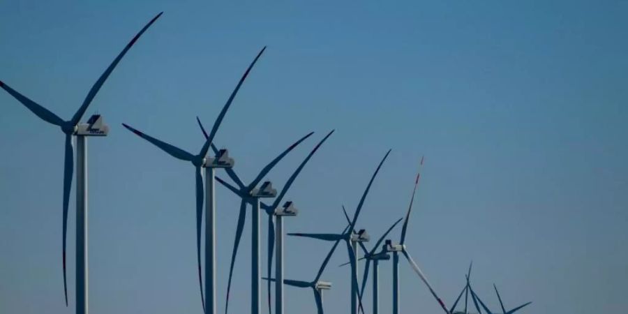 Dutzende Windräder drehen sich an der Nordseeküste vor der Insel Sylt im Wind. Foto: Axel Heimken/dpa