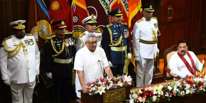 Die Rajapaksa-Brüder bei der Vereidigung des Kabinetts. sri lanka