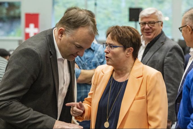 Nationalrat Marcel Dettling (links) soll an der DV zum neuen SVP-Präsidenten gewählt werden, während Nationalrätin Magdalena Martullo-Blocher (rechts) offenbar federführend beim Kampf gegen das Stromgesetz von Bundesrat Albert Rösti ist. Marcel Dettling Magdalena Martullo