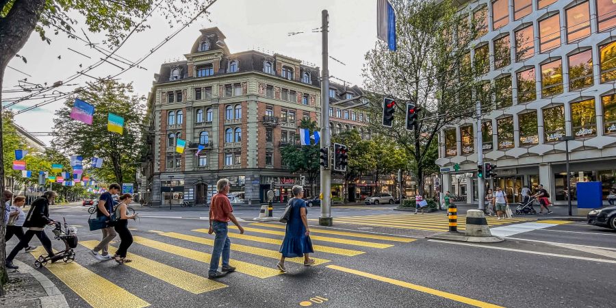Ein Fussgänger bei der Pilatusstrasse in der Stadt Luzern.