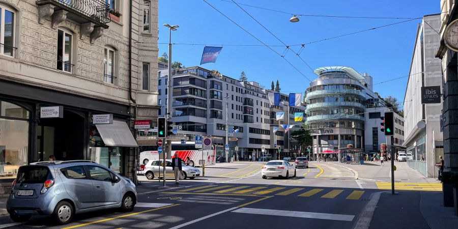 Die Löwenstrasse mit Blick auf dem Löwenplatz in der Stadt Luzern.