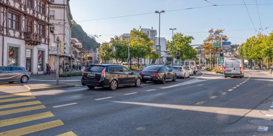 Verkehr auf dem Weg zur Autobahn beim Kasernenplatz in der Stadt Luzern.