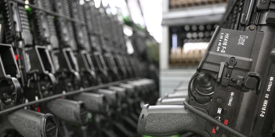 Fertige Sturmgewehre stehen aufgereiht in der Produktionshalle des Waffenherstellers Heckler & Koch in Oberndorf.