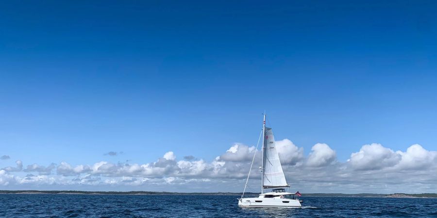 Ein Katamaran auf der Ostsee. Im Pazifik wurde ein Australier mit seinem Hund nach drei Monaten von einem manövrierunfähigen Katamaran geborgen.