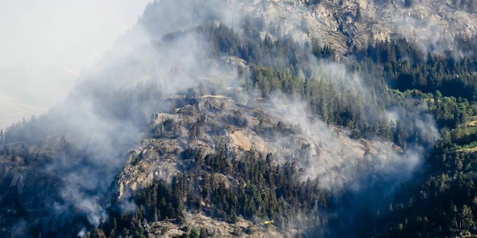 Rauch über dem in Brand geratenen Wald oberhalb von Bitsch VS am Dienstagmorgen.