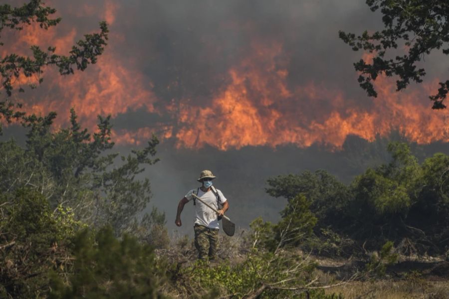 Der Juli wird der heisseste je gemessene Monat, sind sich Forschende sicher. Griechenland ächzte im Juli unter einer HItzewelle und Waldbränden, wie hier auf Rhodos.