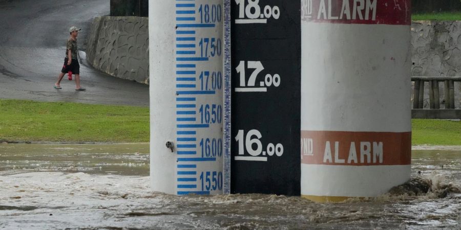 Starke Regenfälle haben auf den Philippinen die Flüsse anschwellen lassen.