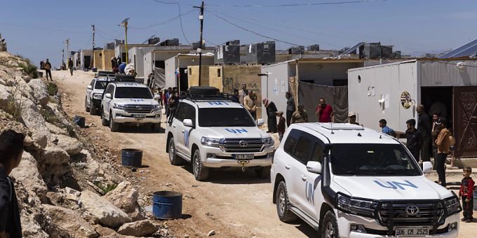 Fahrzeuge der Vereinten Nationen erreichen im Mai das Lager Al-Ajame, während des Besuchs einer UN-Delegation im Gouvernement Idlib. Zum ersten Mal seit der Erdbebenkatastrophe ist am Freitag nun ein Hilfskonvoi der Vereinten Nationen über Aleppo nach Idlib im Nordwesten Syriens eingefahren. syrien