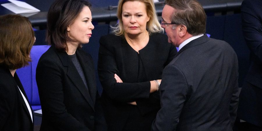 Aussenministerin Annalena Baerbock (Grüne, v.l.), Innenministerin Nancy Faeser und Verteidigungsminister Boris Pistorius (beide SPD) ehren am heutigen «Tag des Peacekeeping» zivile Experten, Polizisten und Soldaten.