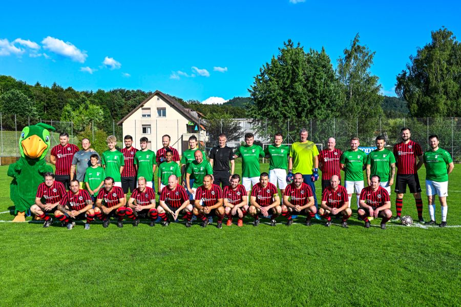 Mannschaftsfoto der beiden Teams. FC Shoppy in grün-weiss, FC Schönbühl in rot-schwarz.