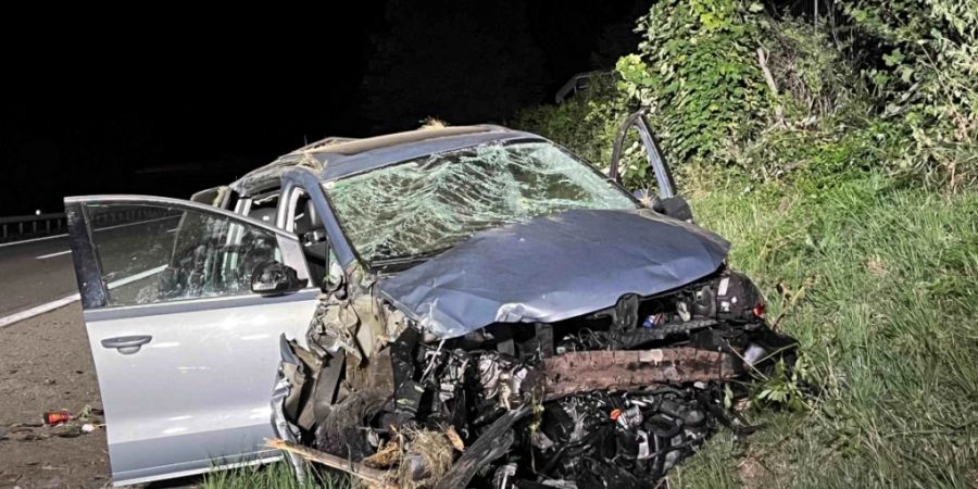 Ein 14-jähriges Mädchen ist in der Nacht auf Donnerstag bei einem Autounfall in Thal SG tödlich verletzt worden. Der Fahrer sowie drei weitere Insassinnen wurden laut Polizei ins Spital gebracht.