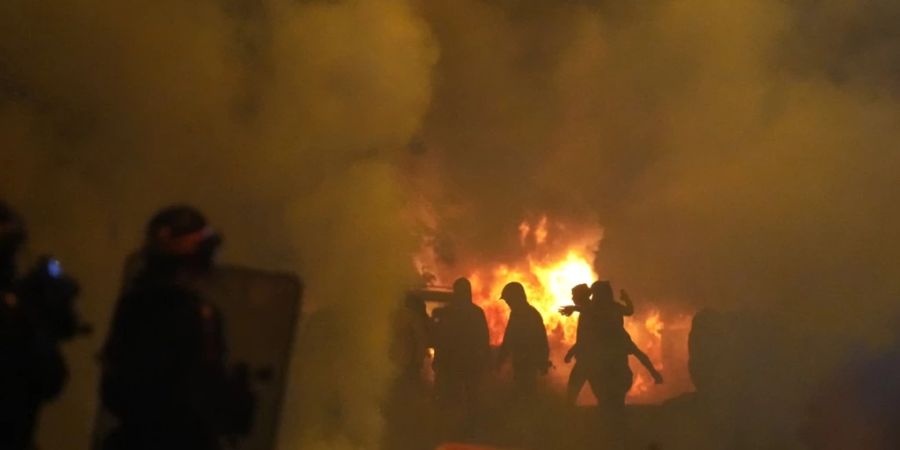 Jugendliche und die Polizei stossen bei Ausschreitungen in Nanterre aufeinander. Foto: Christophe Ena/AP