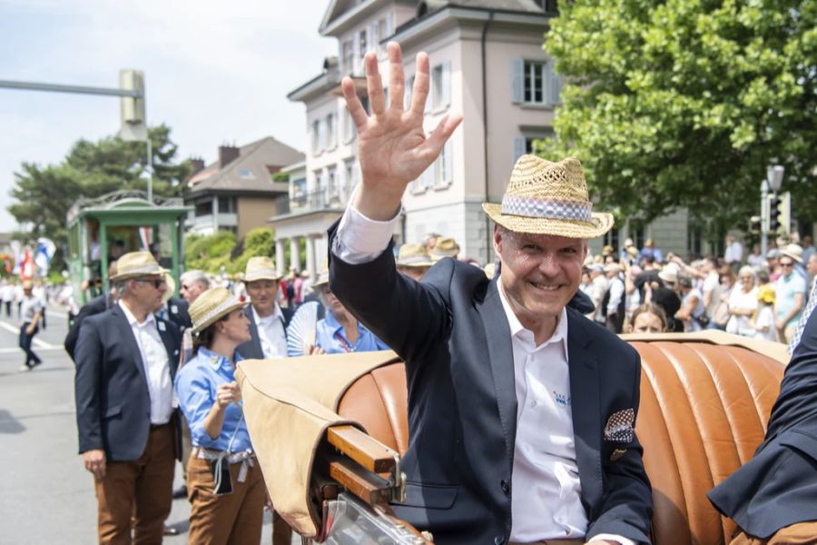 Der OK Präsident des Eidgenössischen Jodlerfest Zug, Stephan Schleiss beim Festumzug am Sonntag, 18. Juni 2023 in der Stadt Zug.
