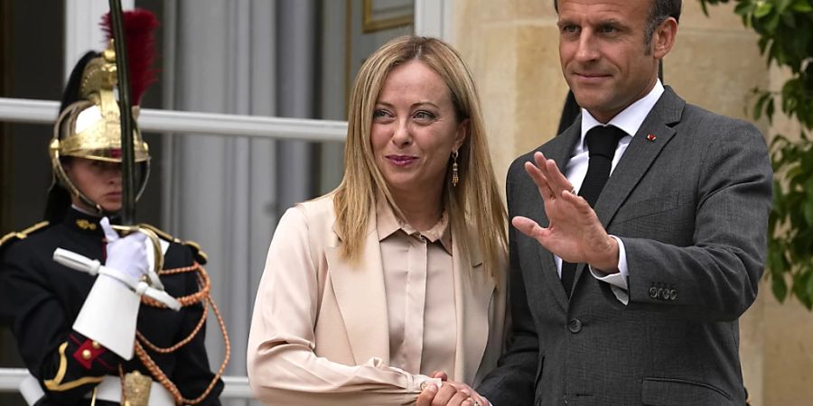 Frankreichs Präsident Emmanuel Macron empfängt Italiens Ministerpräsidentin Giorgia Meloni im Elysee-Palast. Foto: Michel Euler/AP/dpa