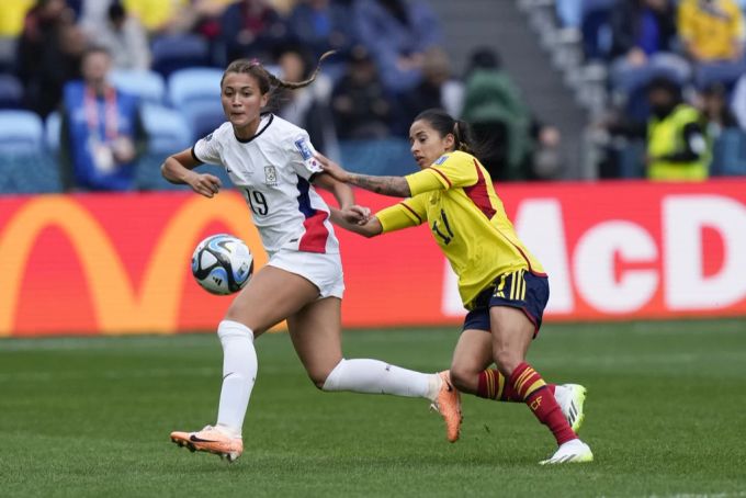 Casey Phair im Duell mit Kolumbiens Carolina Arias bei der Frauen-WM. Frauen-WM: Casey Phair (l).