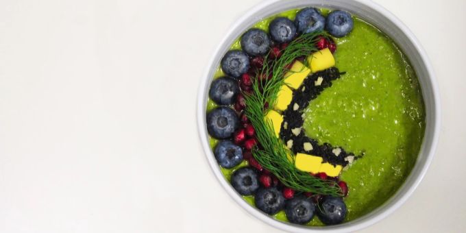 Gersten- und Weizengras werden gerne in eine Smoothie Bowl mit anderen gesunden Zutaten eingerührt. Bowl Green