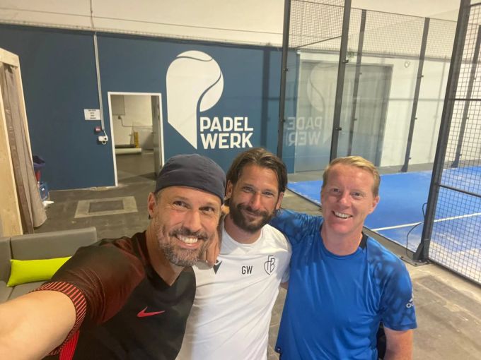 Auch FCB-Coach Timo Schultz war bereits bei Marco Strellers Padel-Halle zu Besuch. marco streller