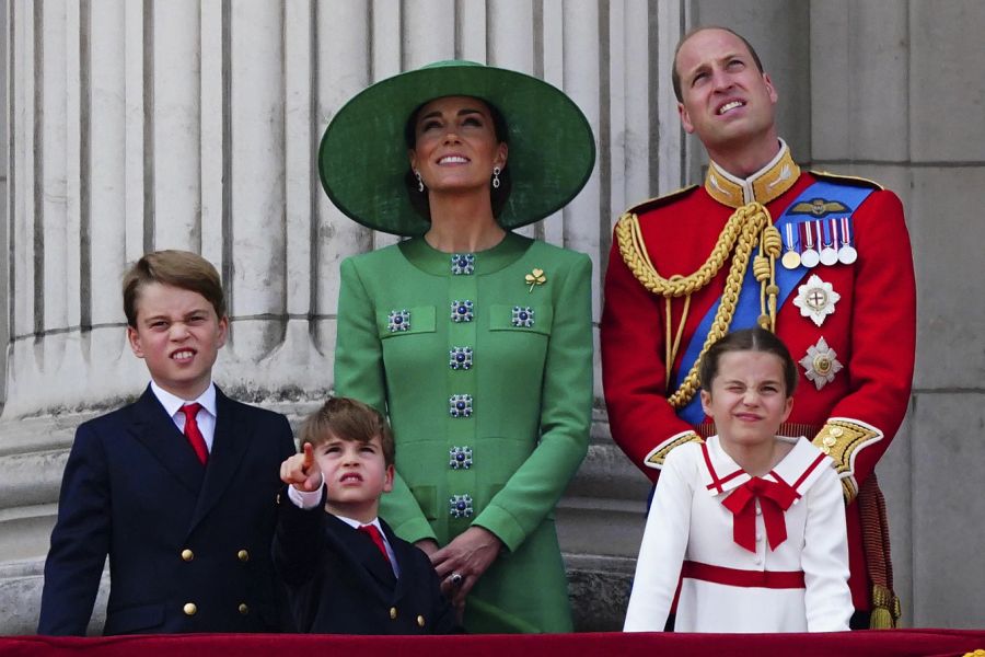 Von links: Prinz George, Prinz Louis, Prinzessin Kate, Prinz William und Prinzessin Charlotte auf dem Palast des Buckingham-Palasts.