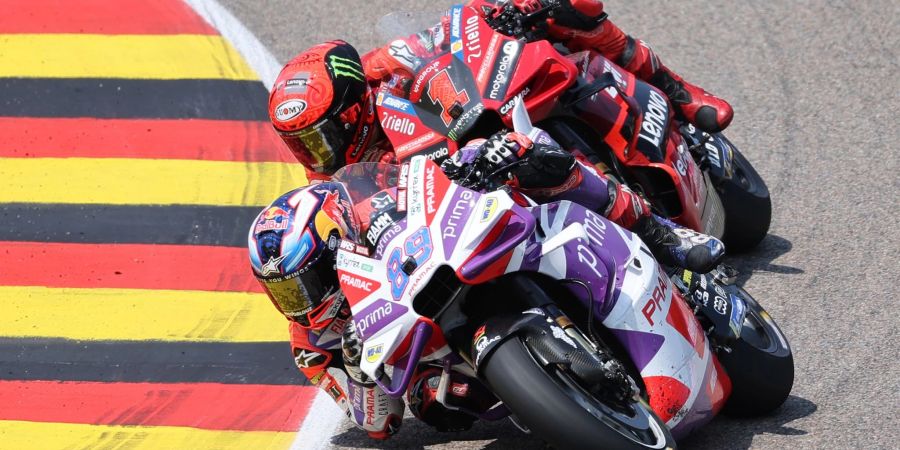 Jorge Martin aus Spanien vom Prima Pramac Racing Team vor Francesco Bagnaia aus Italien fahren auf dem Sachsenring.