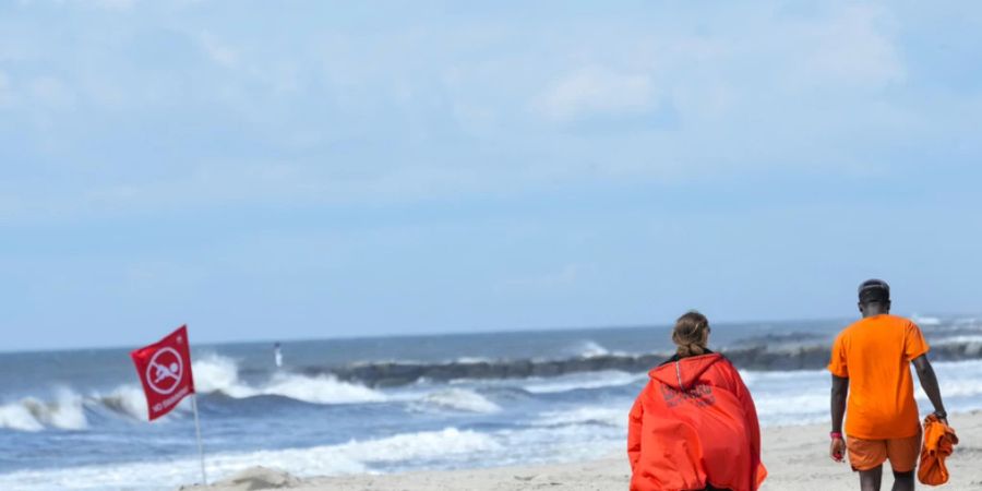 Rettungsschwimmer an dem nach einem Hai-Angriff gesperrrten Strand von Rockaway im New Yorker Stadtbezirk Queens.