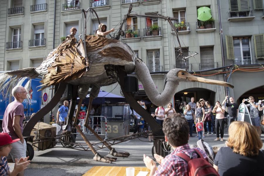 Das Buskers vor Corona 2019: Hier der Act «Compagnie Paris Benares» mit ihrem Riesen-Vogel.