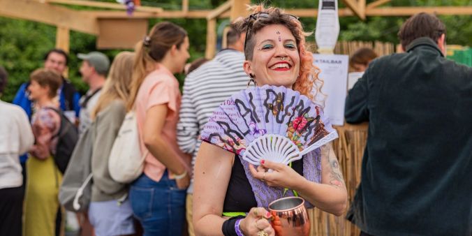 Mika vom B-Sides Deko Team hat in der Geländegestaltung mitgewirkt.