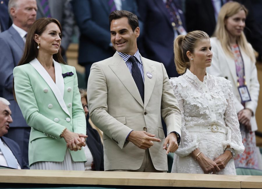 Prinzessin Kate und Roger Federer plaudern. Gattin Mirka schaut derweil konzentriert.