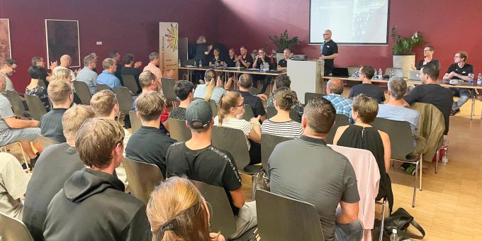 Flames-Präsident Mike Zimmermann begrüsste am Donnerstag, 22. Juni im Begegnungszentrum Uznach knapp 90 Anwesende zur 26. Generalversammlung. flames