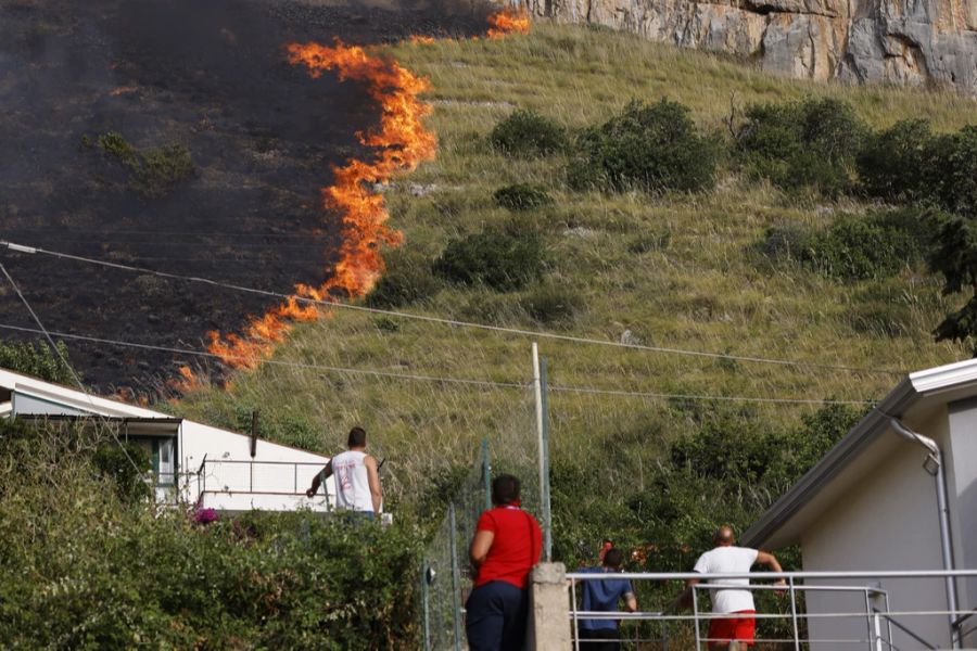 Ein Flächenbrand in Capaci, in der Nähe von Palermo, Sizilien. Der Flughafen wurde temporär geschlossen, auf der Insel herrschen Temperaturen um die 40 Grad (26. Juli 2023).